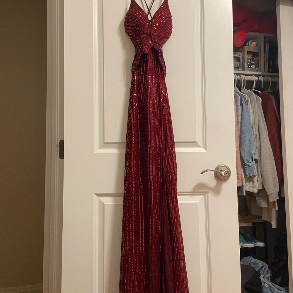 A nice sparkling dress for any occasion, it is brand new never worn. - Picture 4 of 4